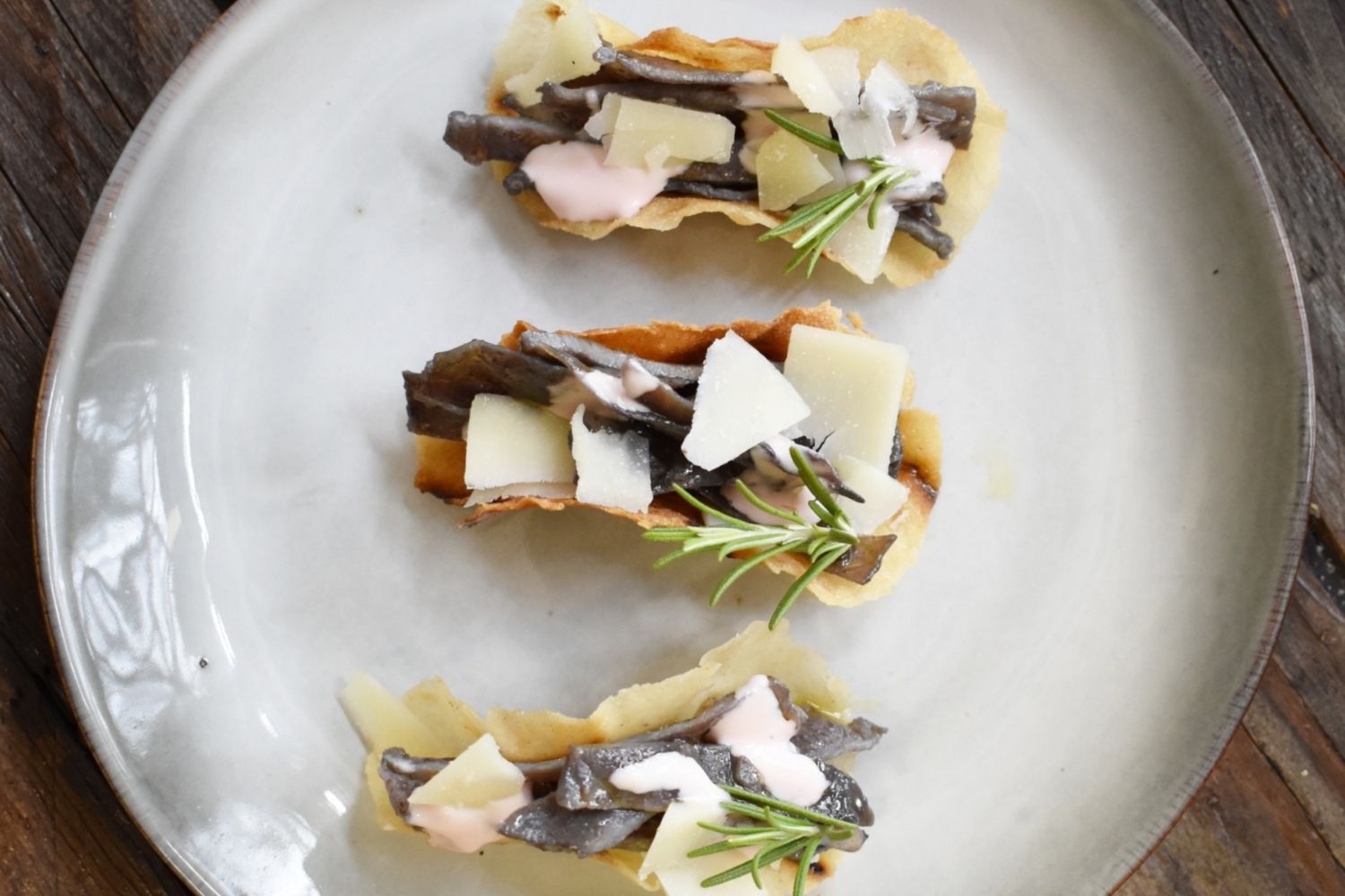 TACOS DI PANE GUTTIAU CON STRACCETTI DI MAIALE AL MIRTO, PECORINO SARDO E MAIONESE AL MIRTO
