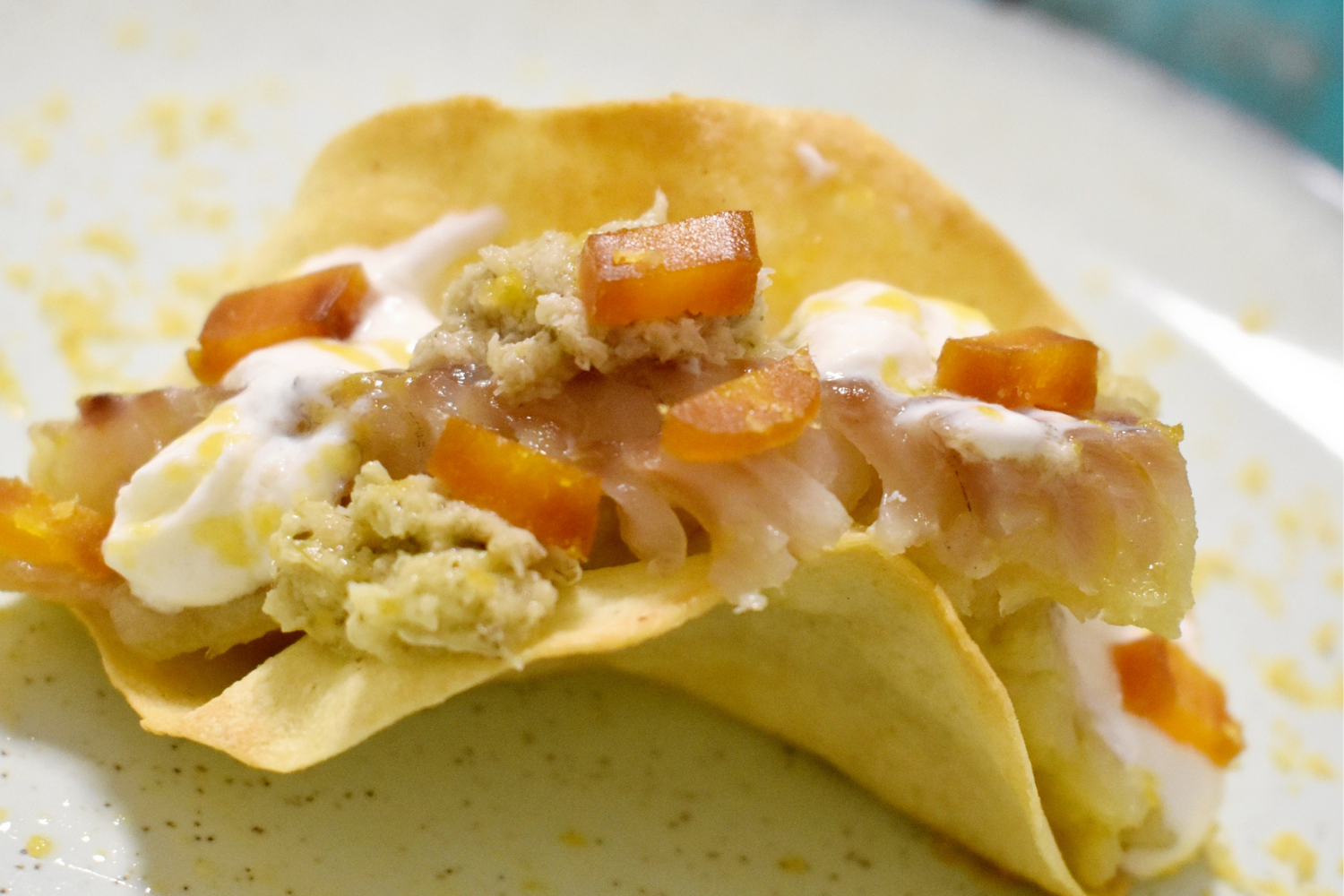 TACOS DI PANE GUTTIAU CON FILETTO MERLUZZO, CREMA DI CARDO, FIOCCHI DI BURRATA E BOTTARGA