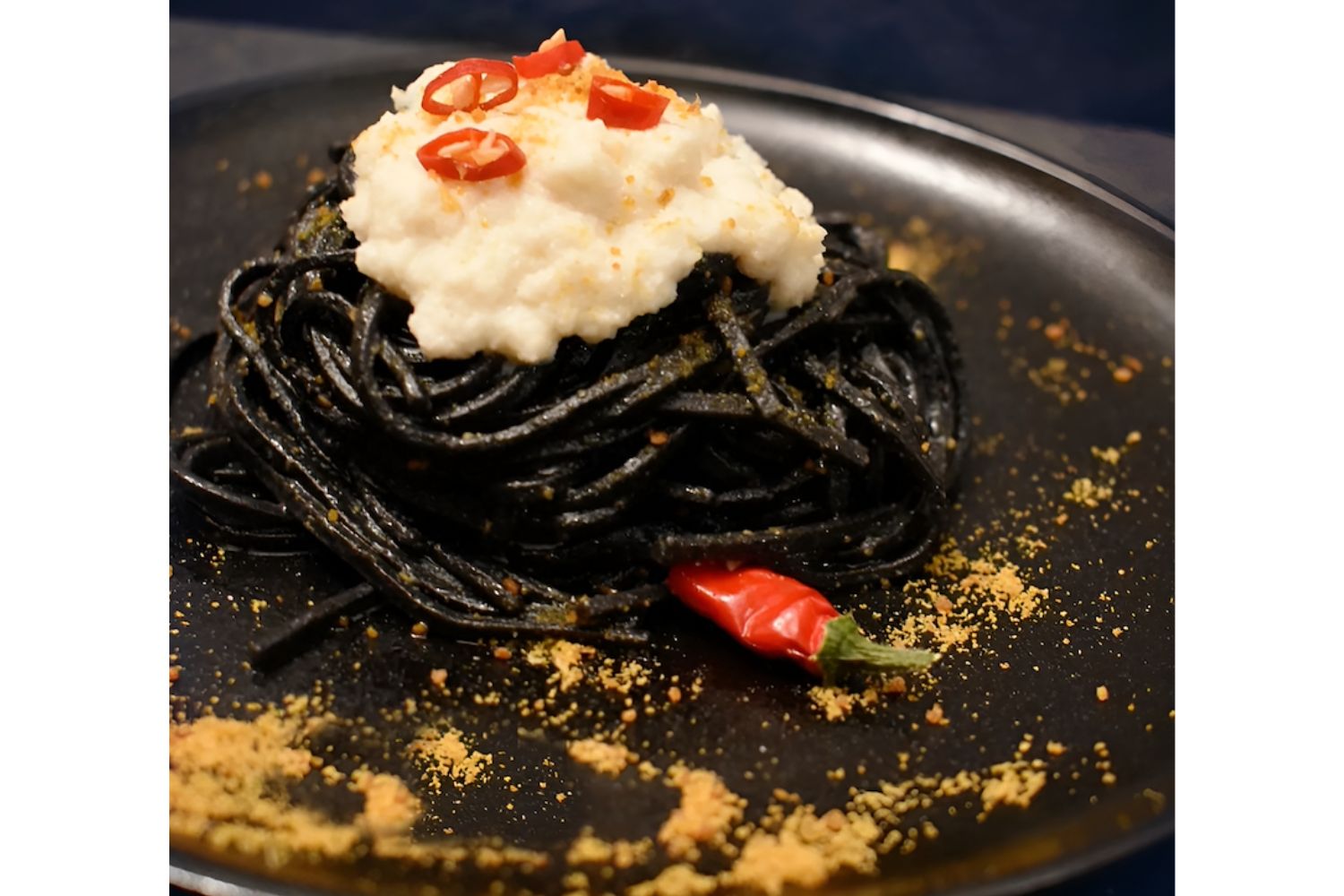 TAGLIOLINI AL NERO DI SEPPIA CON BACCALA’ MANTECATO E BOTTARGA DI MUGGINE
